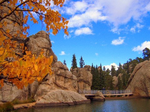 The One Hikeable Lake In South Dakota That's Simply Breathtaking In The Fall