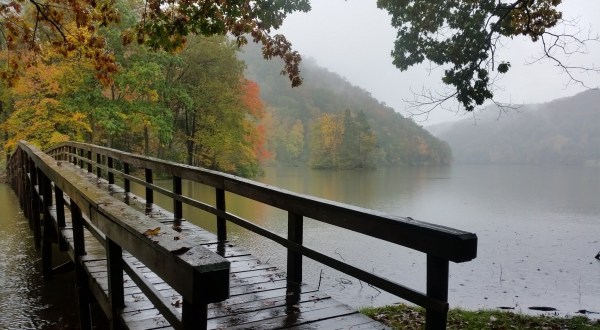 The One Hikeable Lake In Virginia That’s Simply Breathtaking In The Fall