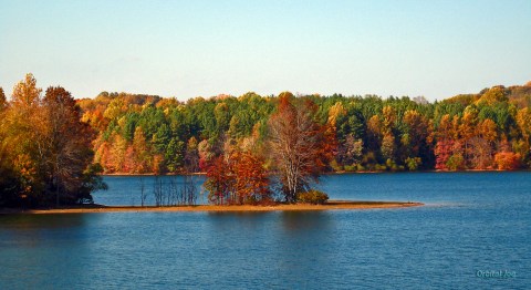 The One Hikeable Lake In Maryland That's Simply Breathtaking In The Fall
