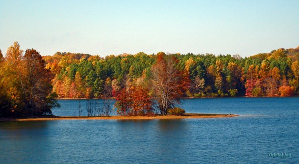 The One Hikeable Lake In Maryland That’s Simply Breathtaking In The Fall