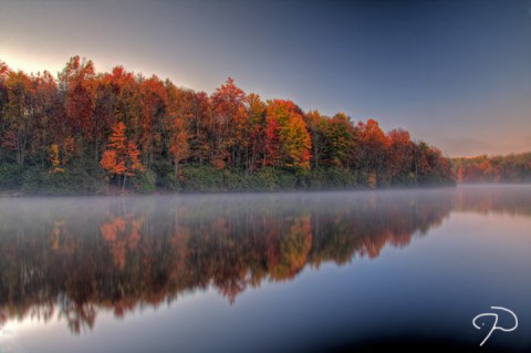 The One Hikeable Lake In North Carolina That's Simply Breathtaking In The Fall