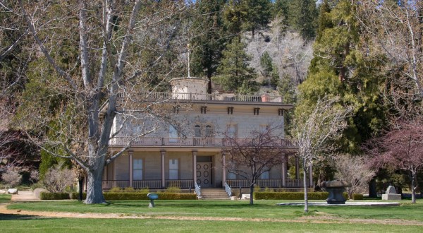The Story Behind This Famous Nevada Mansion Is Truly Heartbreaking