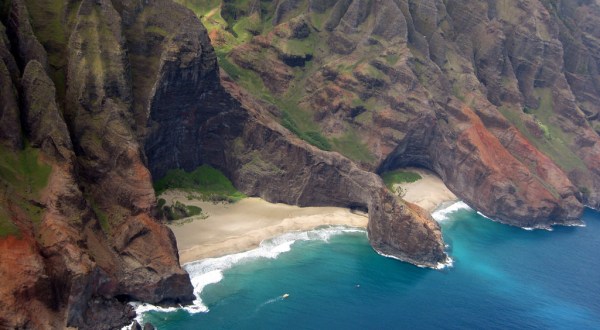 The Most Beautiful Beach In America Is Hiding In Hawaii