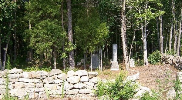 5 Creepy Trails In South Carolina That Will Take You Straight To An Abandoned Cemetery