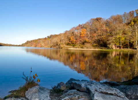 The One Hikeable Lake In Arkansas That's Simply Breathtaking In The Fall