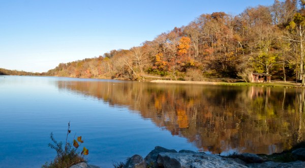 The One Hikeable Lake In Arkansas That’s Simply Breathtaking In The Fall