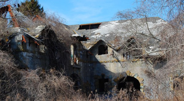 The Awesome Hike In Rhode Island That Will Take You Straight To An Abandoned Estate