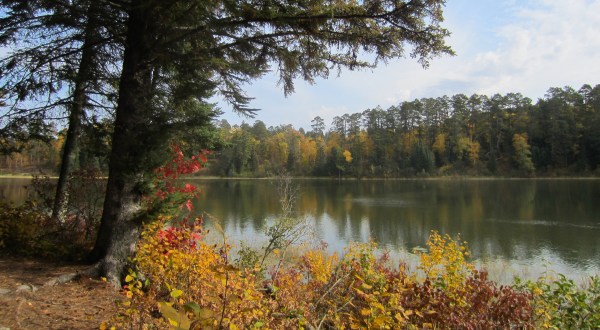 The One Hikeable Lake In Minnesota That’s Simply Breathtaking In The Fall