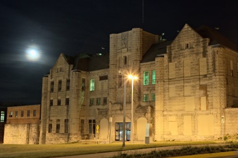 A Terrifying Tour Of This Haunted Prison Near St. Louis Is Not For The Faint Of Heart