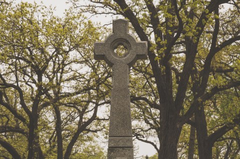 8 Disturbing Cemeteries Around Minneapolis-Saint Paul That Will Give You Goosebumps