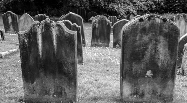 These 9 Haunted Cemeteries In Illinois Are Not For the Faint of Heart