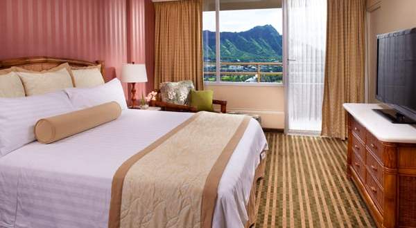 Wake Up To Stunning Views Of Diamond Head At This Affordable Hawaii Hotel