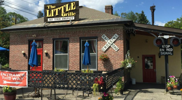 This Teeny Tiny New Hampshire Restaurant Used To Be A Train Depot And You’ll Love It