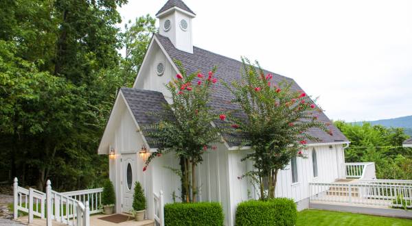 The Chapel In Alabama That’s Located In The Most Unforgettable Setting