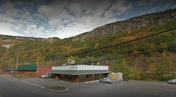 The Hidden Restaurant In Maryland That’s Surrounded By The Most Breathtaking Fall Colors