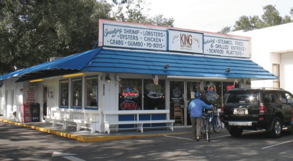 These 9 Hole In The Wall Seafood Restaurants In Alabama Will Take Your Taste Buds To A Whole New Level