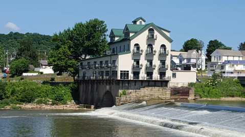 Take A Day Trip To The Stockport Mill Inn and Restaurant on the Dam, A Gorgeous Remote Restaurant In Ohio