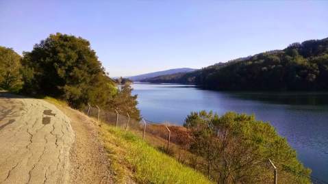 The One Hikeable Lake Near San Francisco That's Simply Breathtaking In The Fall