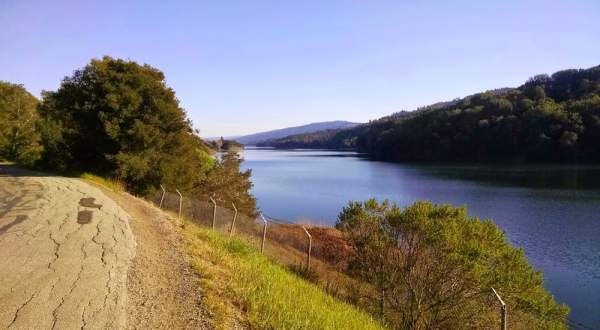 The One Hikeable Lake Near San Francisco That’s Simply Breathtaking In The Fall