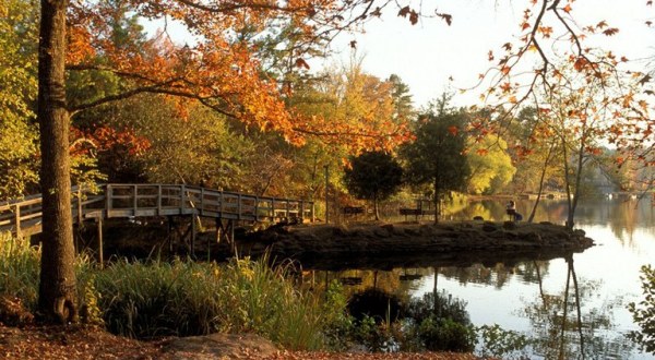 The One Hikeable Lake Near Dallas – Fort Worth That’s Simply Breathtaking In The Fall
