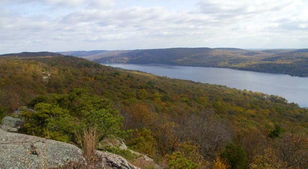 The One Hikeable Lake In New Jersey That’s Simply Breathtaking In The Fall