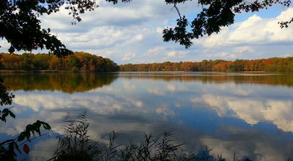 The One Hikeable Pond In Delaware That’s Simply Breathtaking In The Fall
