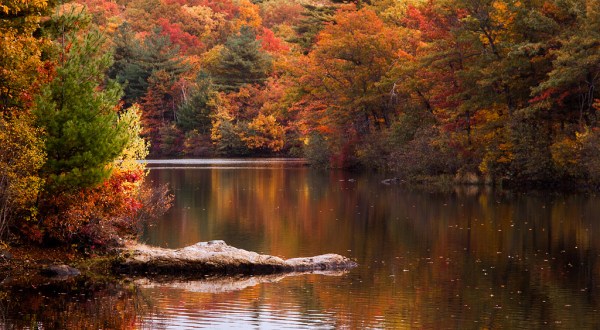 The One Hikeable Lake In Massachusetts That’s Simply Breathtaking In The Fall