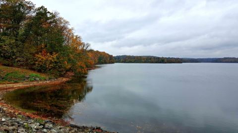 The One Hikeable Lake Near Philadelphia That's Simply Breathtaking In The Fall