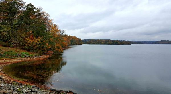 The One Hikeable Lake Near Philadelphia That’s Simply Breathtaking In The Fall