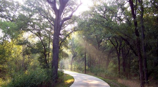The Hiking Trail Hiding In Dallas – Fort Worth That Will Transport You To Another World
