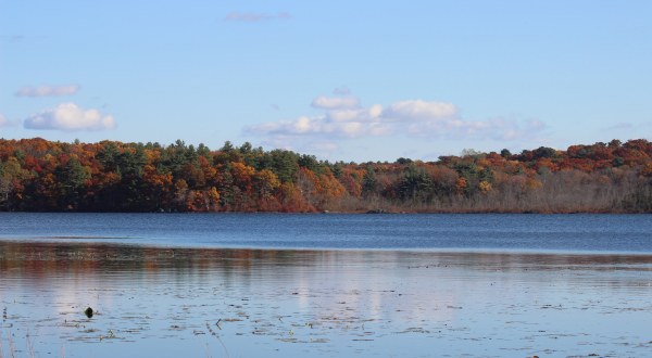 The One Hikeable Lake Near Boston That’s Simply Breathtaking In The Fall