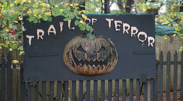 The One Small Town In Connecticut That Transforms Into A Terrifying Halloween Wonderland