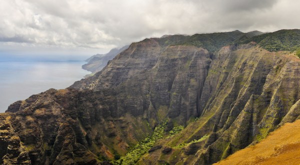 These 13 Hawaii Hiking Trails Lead To Some Incredible Pieces Of History