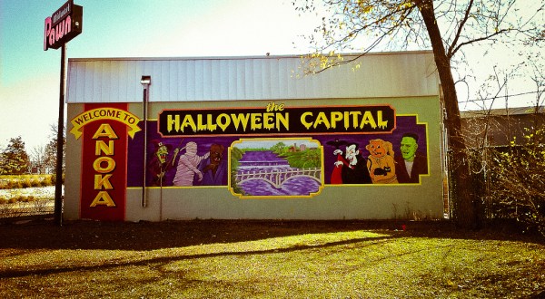 The One Small Town Near Minneapolis That Transforms Into A Terrifying Halloween Wonderland