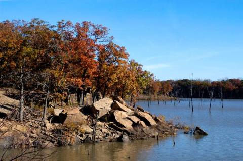 The One Hikeable Lake In Kansas That's Simply Breathtaking In The Fall