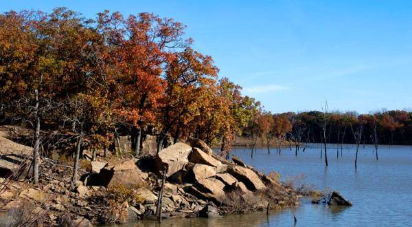 The One Hikeable Lake In Kansas That’s Simply Breathtaking In The Fall