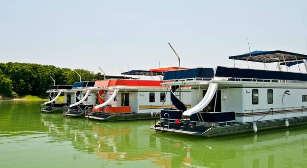 Get Away From It All With A Stay In These Incredible Illinois Houseboats