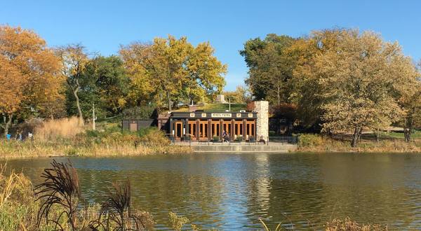 The Hidden Restaurant Near Chicago That’s Surrounded By The Most Breathtaking Fall Colors