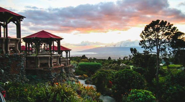 The Hawaii Restaurant That Will Take You Millions Of Miles Away From It All