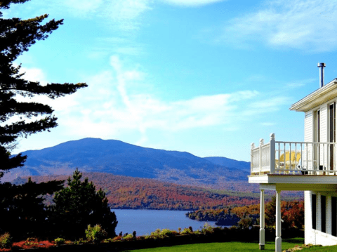 The Hidden Restaurant In Maine That's Surrounded By The Most Breathtaking Fall Colors