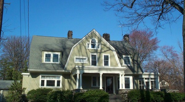 The Story Behind This Creepy House In New Jersey Is Like Something From A Horror Movie