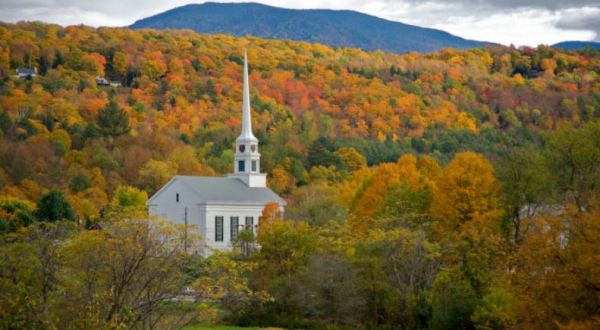 7 Small Towns Around America With The Most Stunning Fall Colors