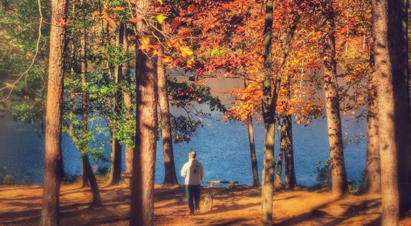 The One Hikeable Lake In South Carolina That’s Simply Breathtaking In The Fall