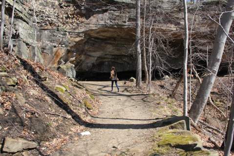 Hiking To This Aboveground Cave Near Cleveland Will Give You A Surreal Experience
