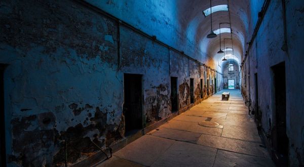 A Terrifying Tour Of This Haunted Prison In Philadelphia Is Not For The Faint Of Heart