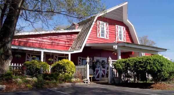 These 5 Charming Barn Restaurants In Tennessee Will Whisk You Away To Another Time