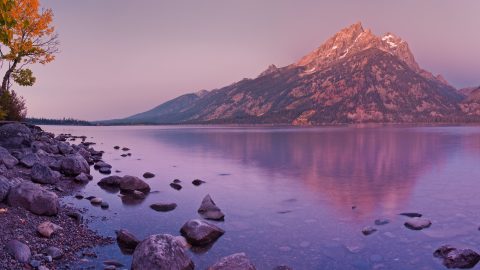 The One Hikeable Lake In Wyoming That's Simply Breathtaking In The Fall
