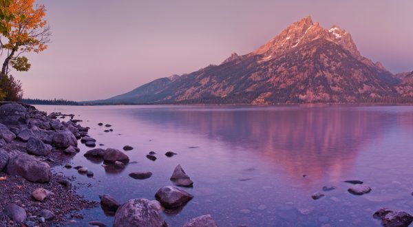 The One Hikeable Lake In Wyoming That’s Simply Breathtaking In The Fall