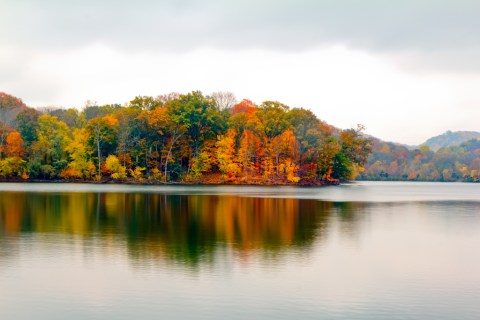The One Hikeable Lake Near Nashville That's Simply Breathtaking In The Fall