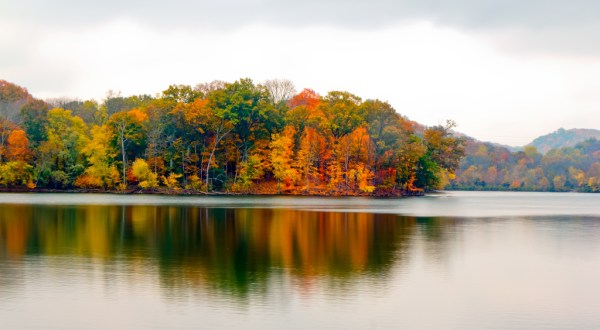 The One Hikeable Lake Near Nashville That’s Simply Breathtaking In The Fall